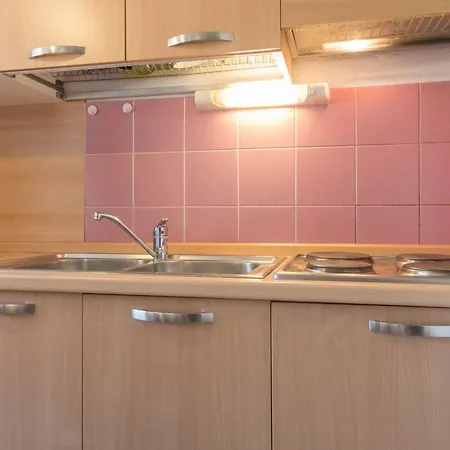 Appartement 2 Pieces Avec Coin Nuit, Balcon, Parking Et Casier A - Proche Telecabine Et Centre - Fr-1-330c-16 Briançon